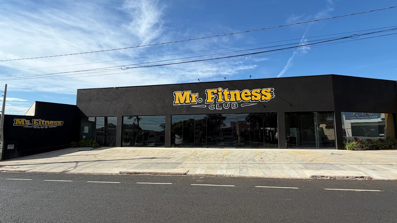 Fachada do Mr. Fitness Club, vista lateral do prédio